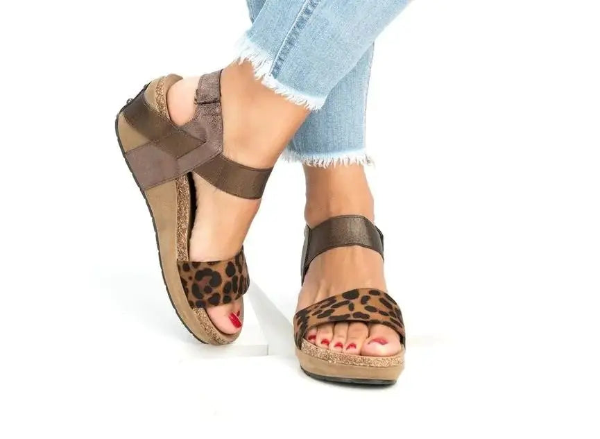 Versatile beach sandals in leopard print and brown, ideal for stylish comfort on any occasion.